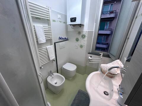 Bagno con bidè, WC, scaldasalviette e finestra