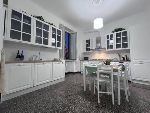 Cucina completa con lavastoviglie, tavolo da pranzo e ampi pensili