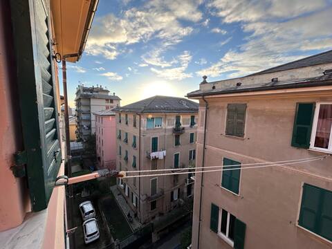 Vista al tramonto sui tetti di Sestri Ponente dalla finestra dell'appartamento