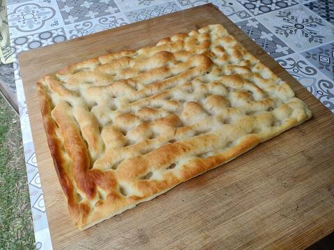Focaccia genovese dorata con le caratteristiche fossette