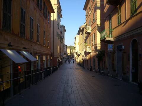 Via Sestri pedonale tra palazzi storici e negozi