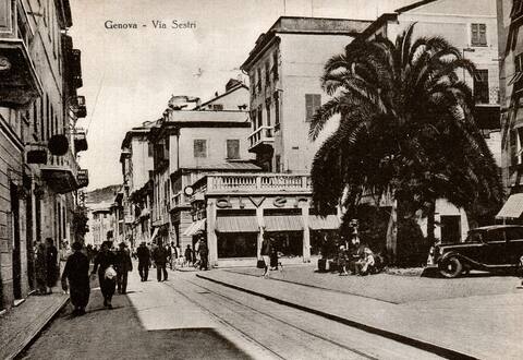 Fotografia d'epoca di Via Sestri con i binari del tram