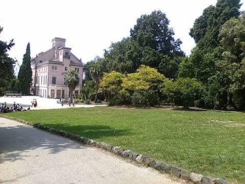 La villa e il prato del parco di Villa Rossi Martini a Sestri Ponente